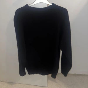 En hel svart sweatshirt från zara  - Sweatshirt från zara. Väldigt bra skick, knappt använd. 