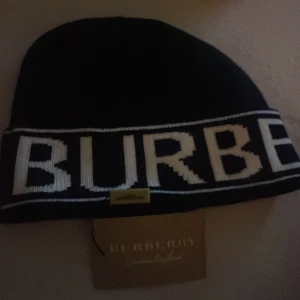 Burbery mössa - Säljer nu denna varma mössa perfekt till vintern. Bästa pris på marknaden. 