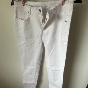 Vita jeans - Vita jeans från shein i storlek M. Skönt material och stretchiga. Aldrig använda då jag kände de var något för korta för mig och min smak. 