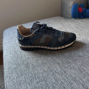 Valentino rockrunners - Näst intill helt nya bara använda vid speciella tillfällen, kom med frågor och funderingar! Pris är ej hugget i sten