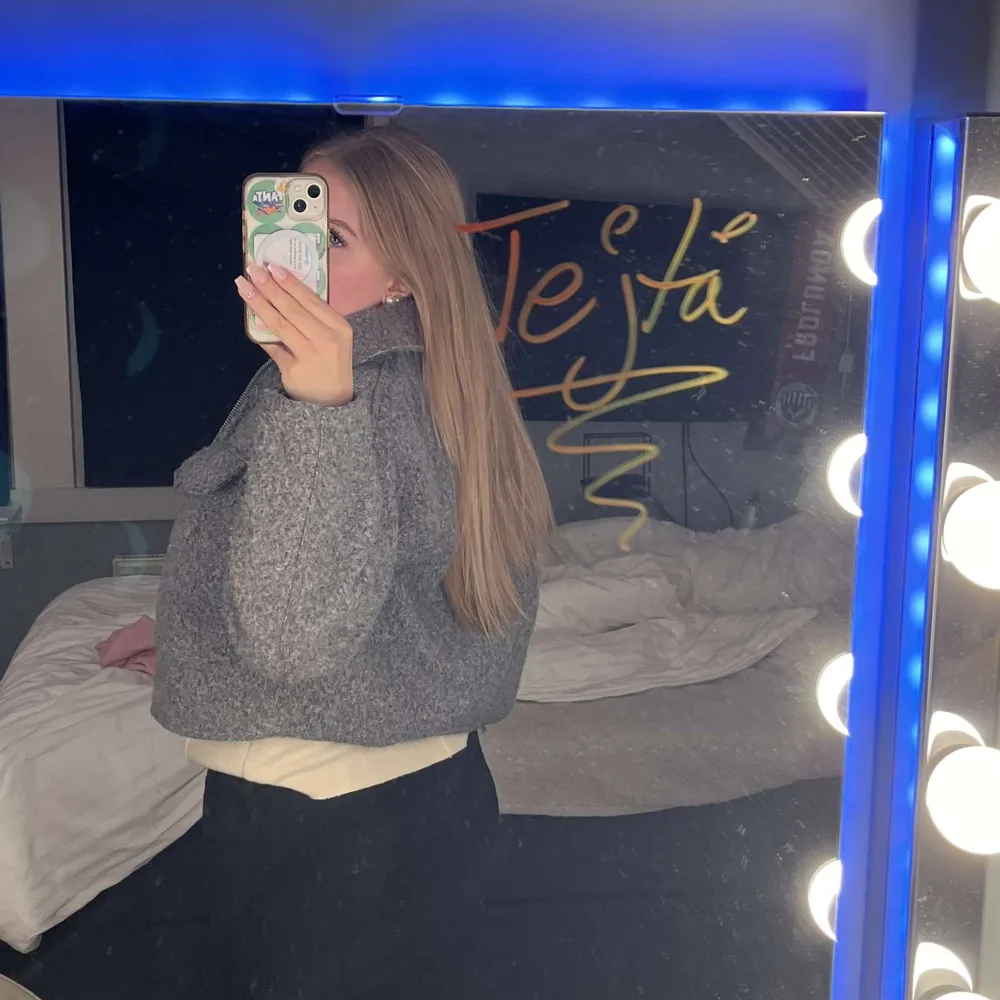 Säljer då den har blivit förliten, inga defekter( gamla bilder). Takit.