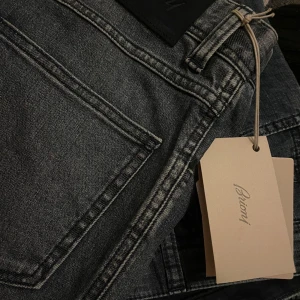 Helt nya Brioni jeans - Nya oanvända Brioni jeans med prislapp, aldrig använda. Storlek 32