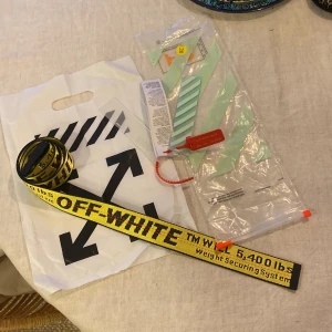 Off-white bälte - Här är mitt off-white bälte Jag har använt den ca 2 gånger  Den är 120cm.Kan gå ner vid snabbare affär ny pris ca 1600kr