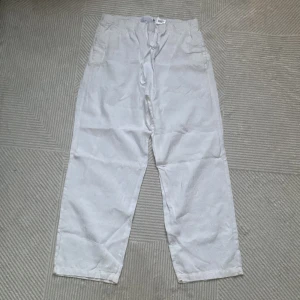 Linnebyxor weekday men  - Hej jag säljer ett par jätte fina vita linnebyxor från weekday. Dom är i vit färg och storleken är L. Till män.  #vintage #adidassneaker #hoodie #jeans #baggyjeans #baggy #opium #drain #goth #modern #mode #women #men #nice #cropped  #sweater 