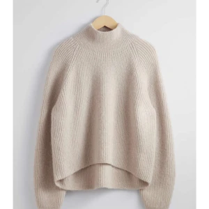 Stickad tröja  - Säljer denna helt oanvända stickade tröjan från and Other stories, nypris typ 900kr