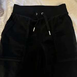 Juicy couture byxor - Säljer för jag inte använder de. De är insydda och upp sudda med de passar på mig i längden som är 1,60. Hår alltid att sprätta upp de insydda!🥰