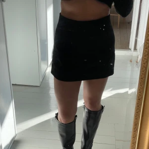 Kjol ZARA - Kjol ZARA mini svart.  L, liten i storlek. Jag är lite bredare i midjan, om man är rakare sitter den nog lite lägre ner. 