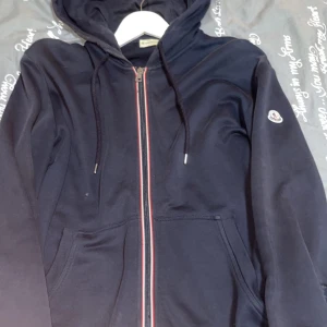 Moncler Hoddie - Just nu rensar jag garderoben på gamla kläder och kläder som inte passar eller används.  Använd i gott skick.  Slitningar på armbågarna  Dålig dragkedja  