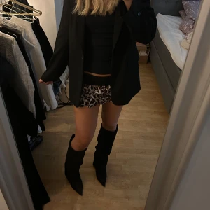 Leopard kjol  - supersnygg lågmidjad kjol i leopardmönster! Storlek s🙌🏼 passar perfekt till fest och halloween!