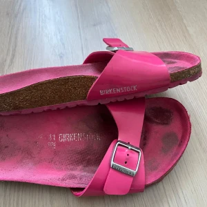 Birkenstock tofflor - Sandaler från Birkenstock i rosa färg. Köpta av en annan tjej men säljer för att de är lite för stora på mig