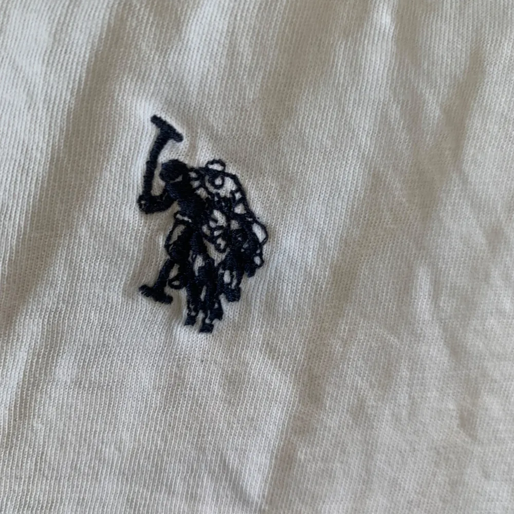 Säljer nu denna t shirten från polo assn, tröjan är storlek 14-15 men skulle säga mer som en small. Nypris ligger på cirka 600kr mitt är 50kr. T-shirts.