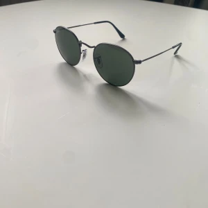 Rayban solglasögon - Rayban solglasögon köpta på Åhléns för ungefär 2 års sedan är i nyskick har endast använts en enstaka gång