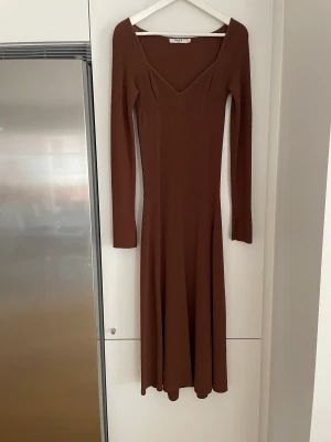 Stickad klänning  - Figurnära, lite utsvängt fall nertill, utsvängda armar med ett snyggt sprunn! Stl S Använd endast 1 gång