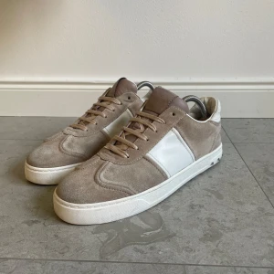 Valentino Flycrews - Säljer nu dessa sjukt fina Valentino Flycrews i en stilren beige/rosa mocka som passar till det mesta! Fint skick, Storlek: 40-41. Endast skorna medföljs! Hör gärna av dig vid frågor eller intresse, priset är inte hugget i sten! Mvh
