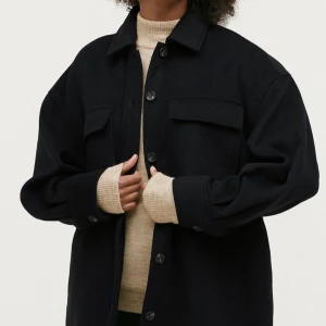 Jacka från Ellos - Super fin skjortjacka från Ellos. Lätt att ha tjockare tröja under vilket gör den perfekt för höstens 🍂 5% ull  Jackan är använd men i bra skick, hittar inga defekter på den!   Finns att hämta i Uppsala eller postas mot fraktkostnad! 