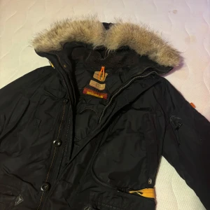 Vinterjacka  - Parajamper jacka,storlek (L) Bra skick,inget kvitto. Pris kan diskuteras vid snabb affär.