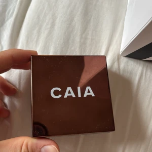 Caia loose glow bronzer - Caia loose glow bronzer i färgen Venice. Aldrig använd och helt ny och ren. Väldigt fin färg och jämnar ut huden väldigt fin till en perfekt nyans. Använder aldrig✨