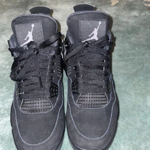  Jordan 4 Black Cats - “Säljer mina Jordan 4, knappt använda – bara använt dem några gånger. Skorna är i mycket bra skick, rena och välvårdade. Perfekta för dig som vill ha ett par snygga och bekväma sneakers! Hör av dig vid intresse.” 