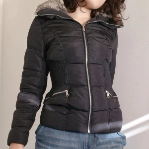 Pufferjacka New Look - Supersnygg dunjacka från New Look 🍂 Använd men i fint skick! Figursydd modell med pälskrage och fickor framtill. Passar S-M.   Pris är självklart förhandlingsbar!