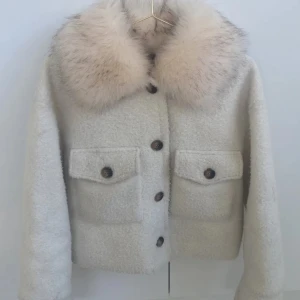 Chelsea jacka  - Säljer min fina Chelsea jacka i vit med päls perfekt till hösten, sitter som en S