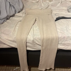 Sköna byxor, tajta  -  Beige, vanliga byxor, långa, Gina, fina på vinter o sköna.