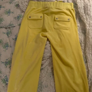 Juicy Couture byxor  - Säljer nu mina älskade juicy byxor då de tyvärr blivit för stora för mig. Strl M och är sparsamt använda! Finns en matchande tröja till salu!💛