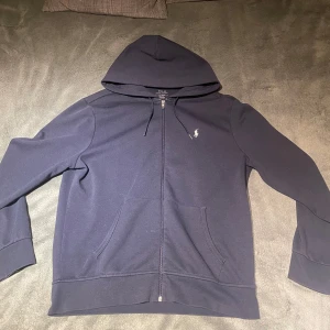 Ralph lauren zip hoodie - Skick 8/10 Köpt för 1899 på polo butiken på mos Kom privat för bilder 