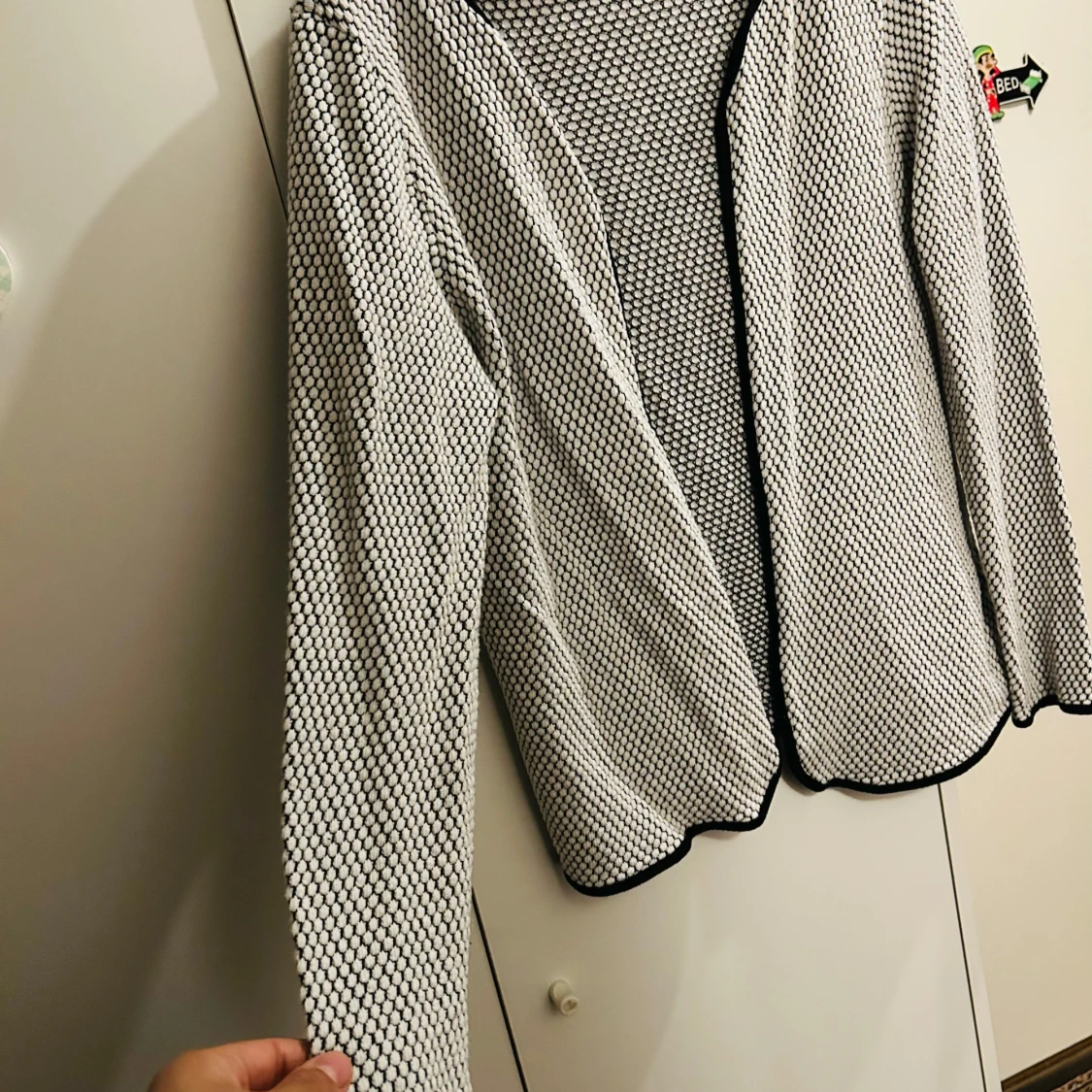 Svartvit mönstrad kofta från Only - 93