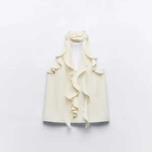 Topp med volanger - Festtopp från zara med massa volanger, sitter jättefint💗💁🏼‍♀️ Passar perfekt till fest💥 prislappen kvar!