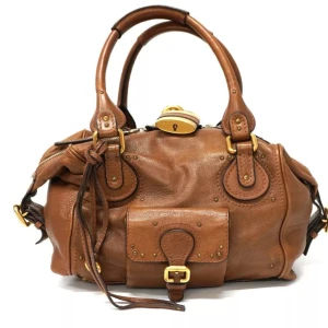 Chloe Paddington väska - DETALJER Material: lader  Färg: Brun Tillbehör: Dustbag    ANGE Exteriör: I gott skick, med några små tecken på användning.  Interiör: I gott skick, med några små tecken på användning.   