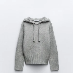 Stickat hoodie! - Nästan helt oanvänd stickad hoodie från Zara som inte säljs längre, skriv för fler bilder!  Pris kan diskuteras!!❤️