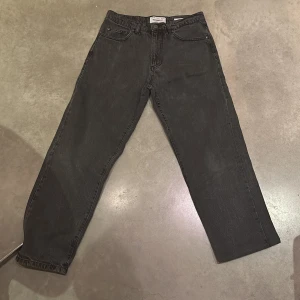 Svarta jeans från Pull&Bear - Säljer ett par svarta jeans från Pull&Bear i storlek 29/32. De har en wide leg-stil/ loose/ baggy och är perfekta för en avslappnad look. Jeansen har en klassisk femficksdesign. Perfekta för både vardag och fest! Pris kan diskuteras!