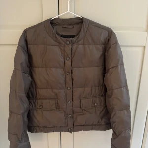 Brun jacka - Jacka från massimo dutti. I väldigt bra skick