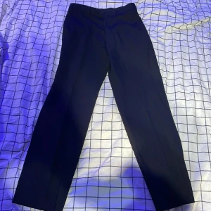 Kostymbyxor  - Säljer mina jätte fina kostymbyxor som ej kommer till användning lägre, nästa helt oanvända, kan även köpa till en kavaj 