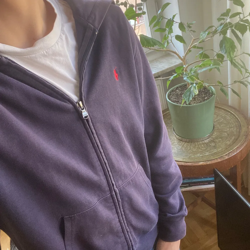 Säljer denna RL zip up, skriv om frågor. . Hoodies.