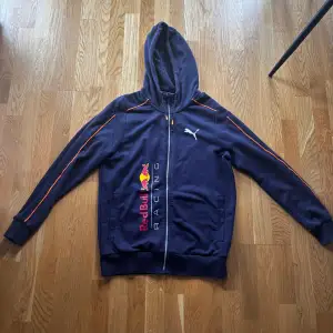 Skitsnygg zip hoodie från Puma x Redbull Racing. Nypris 1249kr