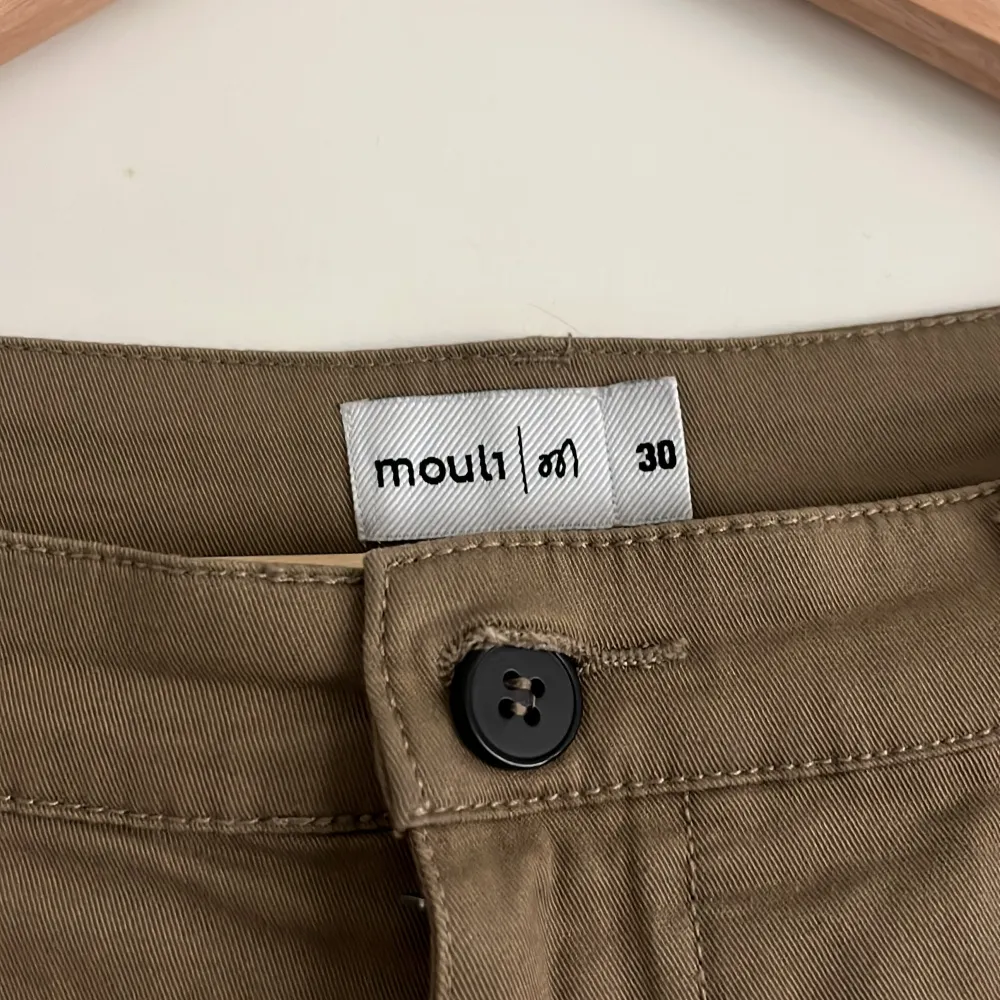 Bruna chinos shorts i strl 30, märket Mouli. Använda men bra skick.. Shorts.