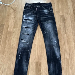 Säljer oanvända dsqured2 byxor svarta med vita prickor - Hej jag säljer oanvända dsqured2 byxor det är storlek S passar 170/175cm om ni vill ha mer info så kan ni bara höra av er.  Billigare vid snabbt affär  Bara upphämtning kan ses i sundsvall/västernorrland dom finns i sundsvall  