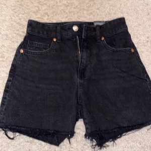 Svarta jeans shorts - Den är helt ny. Den är högmidjad. 