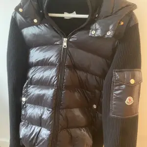 Säljer min Moncler hooded cardigan i storlek small, svart färg och med luva som man kan ta av och sätta på. Säljer den då den ej passar. Använd 1 gång. Skriv privat om du vill ha fler bilder. 