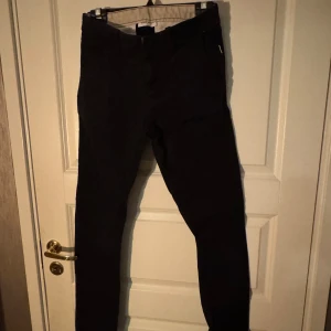 Vailent chinos  - Använt ca 10 ggr Skick 8/10 Storlek: XS Normala i storleken 