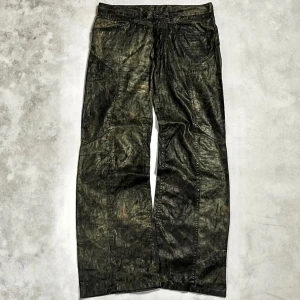 Nicole Club for men wax-coated panelled pants - Svarta utsvängda jeans från Japan som är belagda med svart vax, vilket skapar en vacker ojämn färg och en glänsande sprucken effekt på ytan.  Storlek: 48 Midjemätt: 32in / 82cm Längd: 100cm  Skriv gärna om du har några andra frågor om byxorna 👍