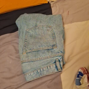 Jeans - Blåa jeans storlek 30-32 Lite smutsiga går att gunga bort med vatten