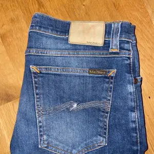 Riktigt feta Nudie jeans, skicket är väldigt bra. Ingen synlig skado effekt på jeansen, skulle säga att skicket är 9,5/10.  Strl: 30/32. Hör av er om ni har frågor osv, tveka inte🔥