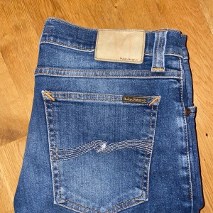 Nudie jeans - Riktigt feta Nudie jeans, skicket är väldigt bra. Ingen synlig skado effekt på jeansen, skulle säga att skicket är 9,5/10.  Strl: 30/32. Hör av er om ni har frågor osv, tveka inte🔥