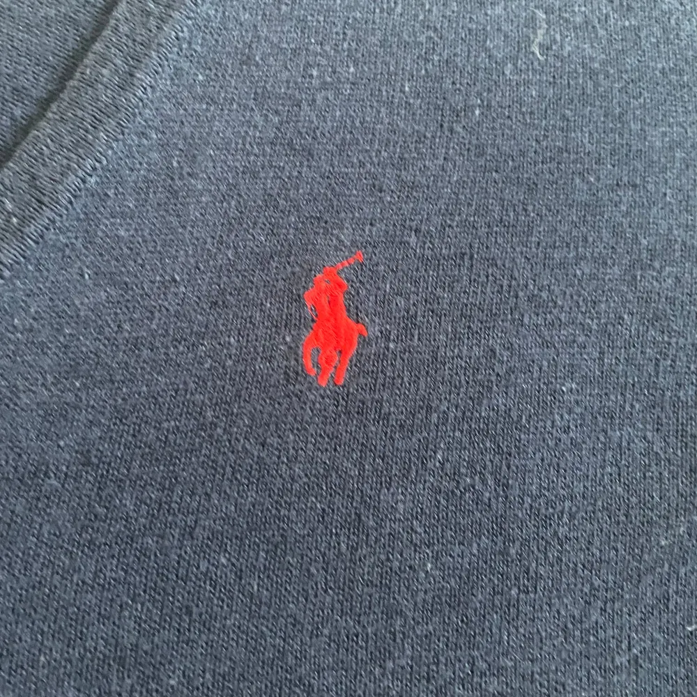 Ge bud för snabb affär! En klassisk Ralph lauren tröja, perfekt för old money stil, Stockholmsstil, eller grish. Skriv gärna om mått och andra frågor!. Neuletakit & Villapaidat.