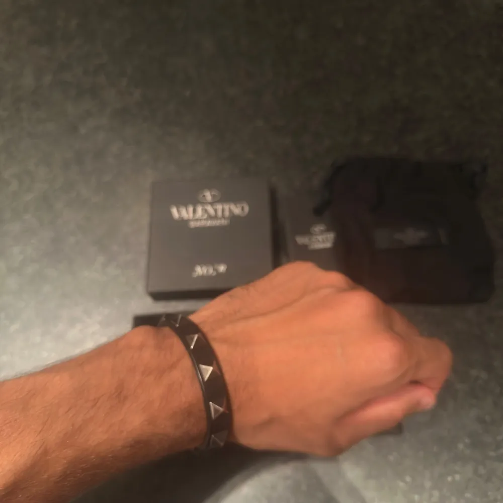 Hej, säljer ett Svart valentino armband i otroligt bra skick. Har allt og till den och kan mötas upp i Stockholm. Vid frågor eller funderingar är det bara att skriva🙌🙌. Accessoarer.