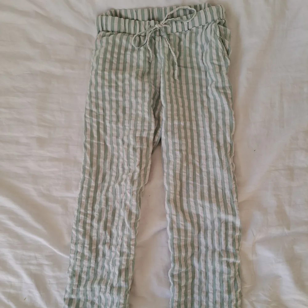 Snygga och bekväma pyjamasbyxor, de har raka, luftiga ben och en söt mintgrön färg i ränderna samt vit. De har fickor och är i bra skick! Nypris 399 kr. Jeans & Byxor.