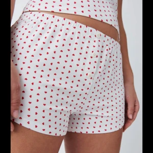 Pyjamasshorts - Pyjamasshorts med söta hjärtan från Gina Tricot❤️ strl M och aldrig använda så fint skick🤍