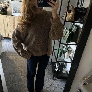 Brun stickad tröja  - Jättefin brun stickad mohair/alpacka tröja! Den är i jättefint skick och verkligen helt perfekt nu i höst/vinter. Säljer då jag inte använder den så mycket längre 🤍 (lånad bild) skriv för fler bilder eller frågor 🫶🏼